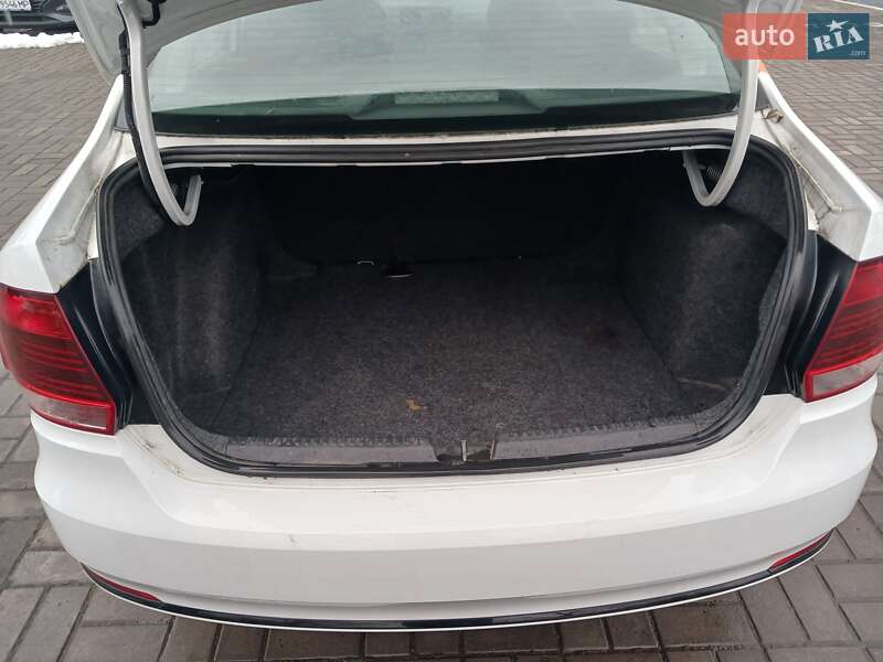 Седан Volkswagen Polo 2018 в Львове