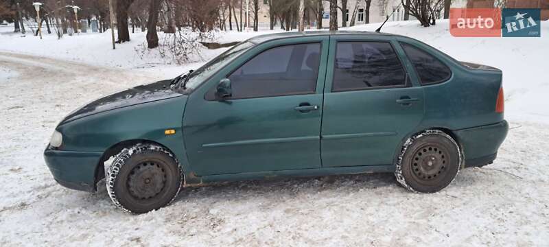 Седан Volkswagen Polo 1998 в Каневе