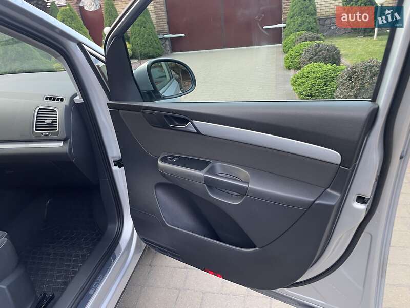 Мінівен Volkswagen Sharan 2015 в Житомирі