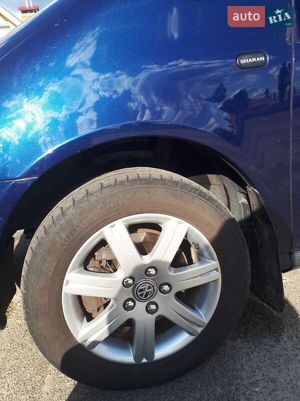 Минивэн Volkswagen Sharan 2004 в Киеве