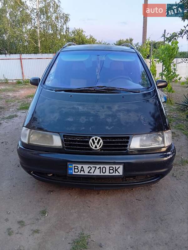 Минивэн Volkswagen Sharan 2000 в Петрове