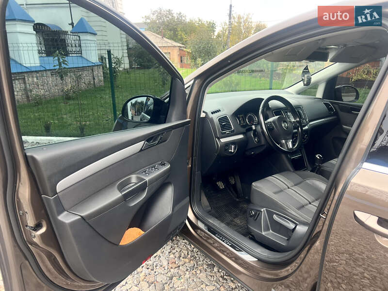 Минивэн Volkswagen Sharan 2012 в Ромнах
