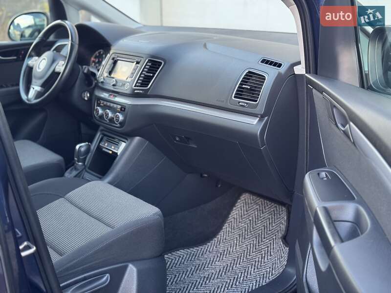 Минивэн Volkswagen Sharan 2015 в Сарнах