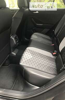 Внедорожник / Кроссовер Volkswagen T-Roc 2022 в 
