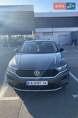 Внедорожник / Кроссовер Volkswagen T-Roc 2021 в 