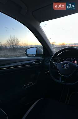 Внедорожник / Кроссовер Volkswagen T-Roc 2019 в 