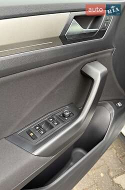 Внедорожник / Кроссовер Volkswagen T-Roc 2021 в 