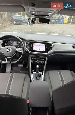 Внедорожник / Кроссовер Volkswagen T-Roc 2021 в 