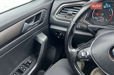 Позашляховик / Кросовер Volkswagen T-Roc 2019 в 
