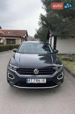 Внедорожник / Кроссовер Volkswagen T-Roc 2018 в 