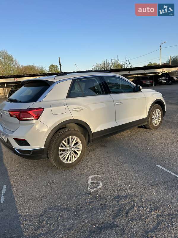 Внедорожник / Кроссовер Volkswagen T-Roc 2019 в 