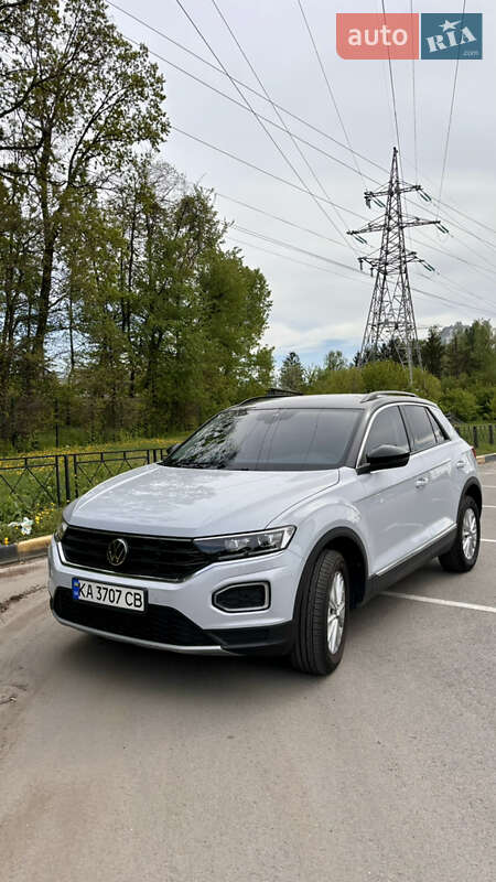 Внедорожник / Кроссовер Volkswagen T-Roc 2021 в 