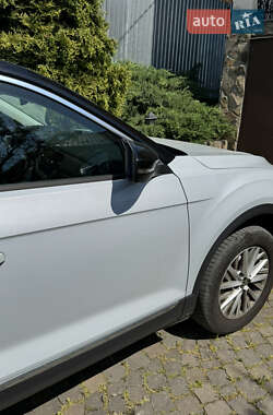 Внедорожник / Кроссовер Volkswagen T-Roc 2021 в 