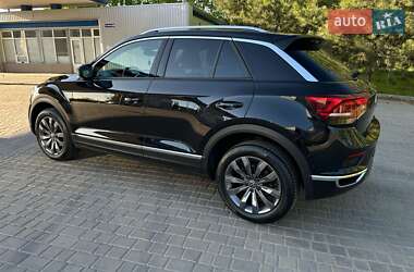 Внедорожник / Кроссовер Volkswagen T-Roc 2021 в 
