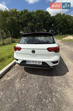 Внедорожник / Кроссовер Volkswagen T-Roc 2021 в 
