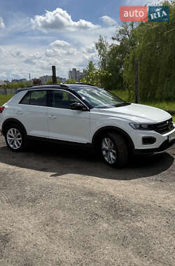 Внедорожник / Кроссовер Volkswagen T-Roc 2021 в 
