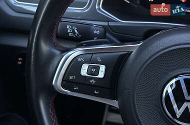 Внедорожник / Кроссовер Volkswagen T-Roc 2021 в 