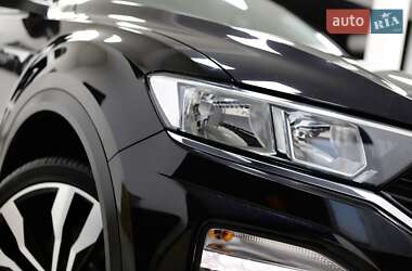 Внедорожник / Кроссовер Volkswagen T-Roc 2019 в 