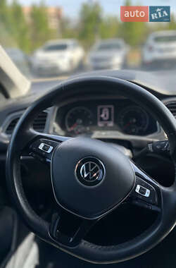 Внедорожник / Кроссовер Volkswagen T-Roc 2020 в 
