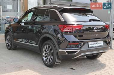 Внедорожник / Кроссовер Volkswagen T-Roc 2021 в 