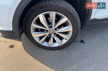 Внедорожник / Кроссовер Volkswagen T-Roc 2019 в 