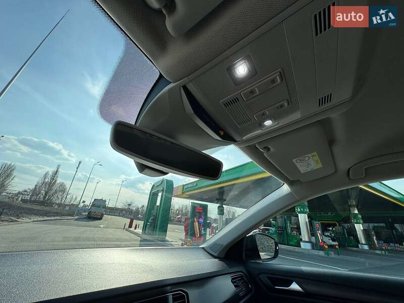 Внедорожник / Кроссовер Volkswagen T-Roc 2019 в Киеве