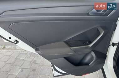 Внедорожник / Кроссовер Volkswagen T-Roc 2019 в 
