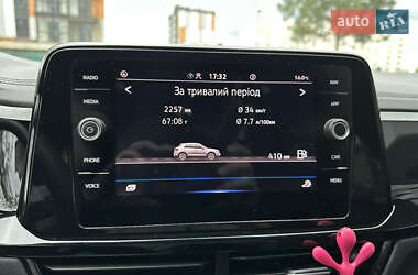 Внедорожник / Кроссовер Volkswagen T-Roc 2023 в 