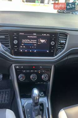 Внедорожник / Кроссовер Volkswagen T-Roc 2020 в 