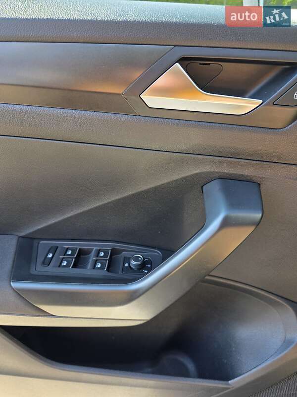 Внедорожник / Кроссовер Volkswagen T-Roc 2019 в Киеве