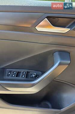 Внедорожник / Кроссовер Volkswagen T-Roc 2019 в 