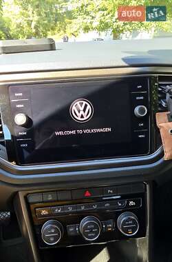 Внедорожник / Кроссовер Volkswagen T-Roc 2019 в 