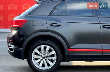 Внедорожник / Кроссовер Volkswagen T-Roc 2021 в 