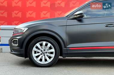 Внедорожник / Кроссовер Volkswagen T-Roc 2021 в 