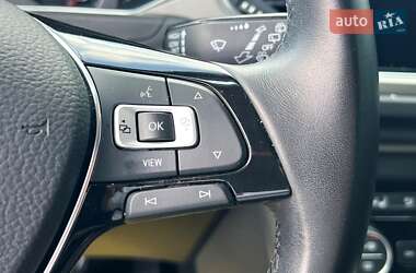 Внедорожник / Кроссовер Volkswagen T-Roc 2021 в 