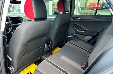 Внедорожник / Кроссовер Volkswagen T-Roc 2021 в 