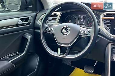 Внедорожник / Кроссовер Volkswagen T-Roc 2021 в 