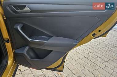 Внедорожник / Кроссовер Volkswagen T-Roc 2020 в 