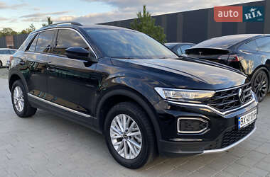 Внедорожник / Кроссовер Volkswagen T-Roc 2021 в 
