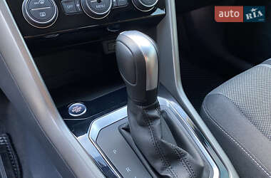 Внедорожник / Кроссовер Volkswagen T-Roc 2021 в 