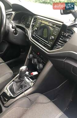Внедорожник / Кроссовер Volkswagen T-Roc 2020 в 