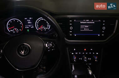 Внедорожник / Кроссовер Volkswagen T-Roc 2021 в 