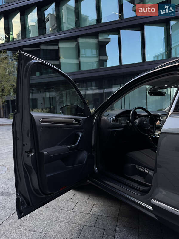 Внедорожник / Кроссовер Volkswagen T-Roc 2018 в Киеве