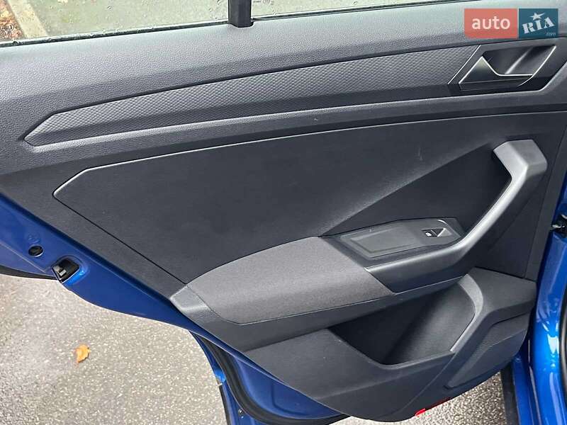 Внедорожник / Кроссовер Volkswagen T-Roc 2021 в Киеве