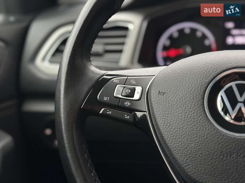 Внедорожник / Кроссовер Volkswagen T-Roc 2021 в Киеве