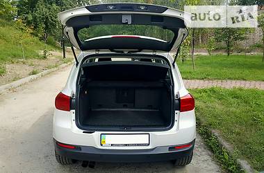 Позашляховик / Кросовер Volkswagen Tiguan 2012 в 