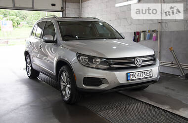 Позашляховик / Кросовер Volkswagen Tiguan 2016 в 