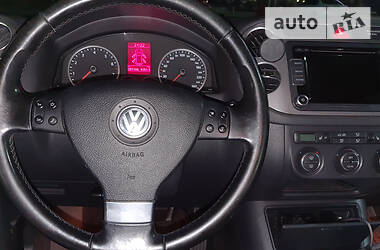 Позашляховик / Кросовер Volkswagen Tiguan 2009 в 