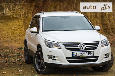 Внедорожник / Кроссовер Volkswagen Tiguan 2011 в Херсоне