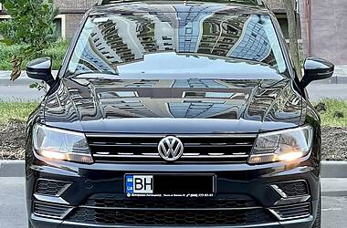 Внедорожник / Кроссовер Volkswagen Tiguan 2017 в 